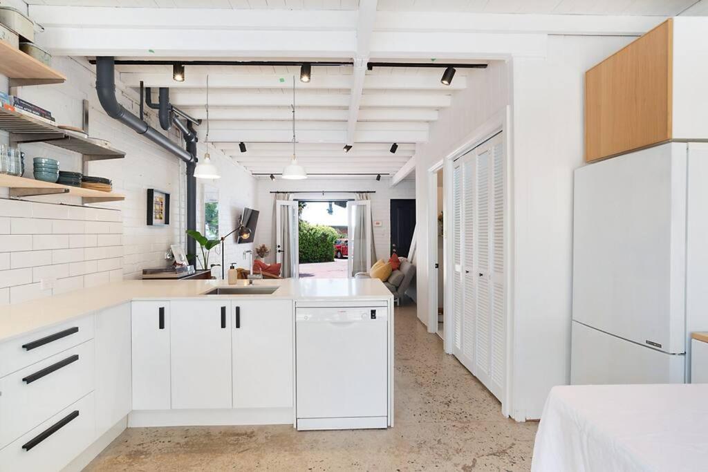 Stylish, comfortable and pet friendly home in the heart of Kensington - B&B