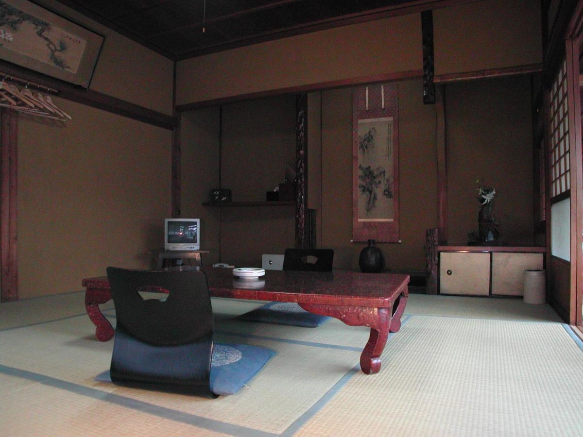 Kamer in Japanse Stijl met Gedeelde Badkamer