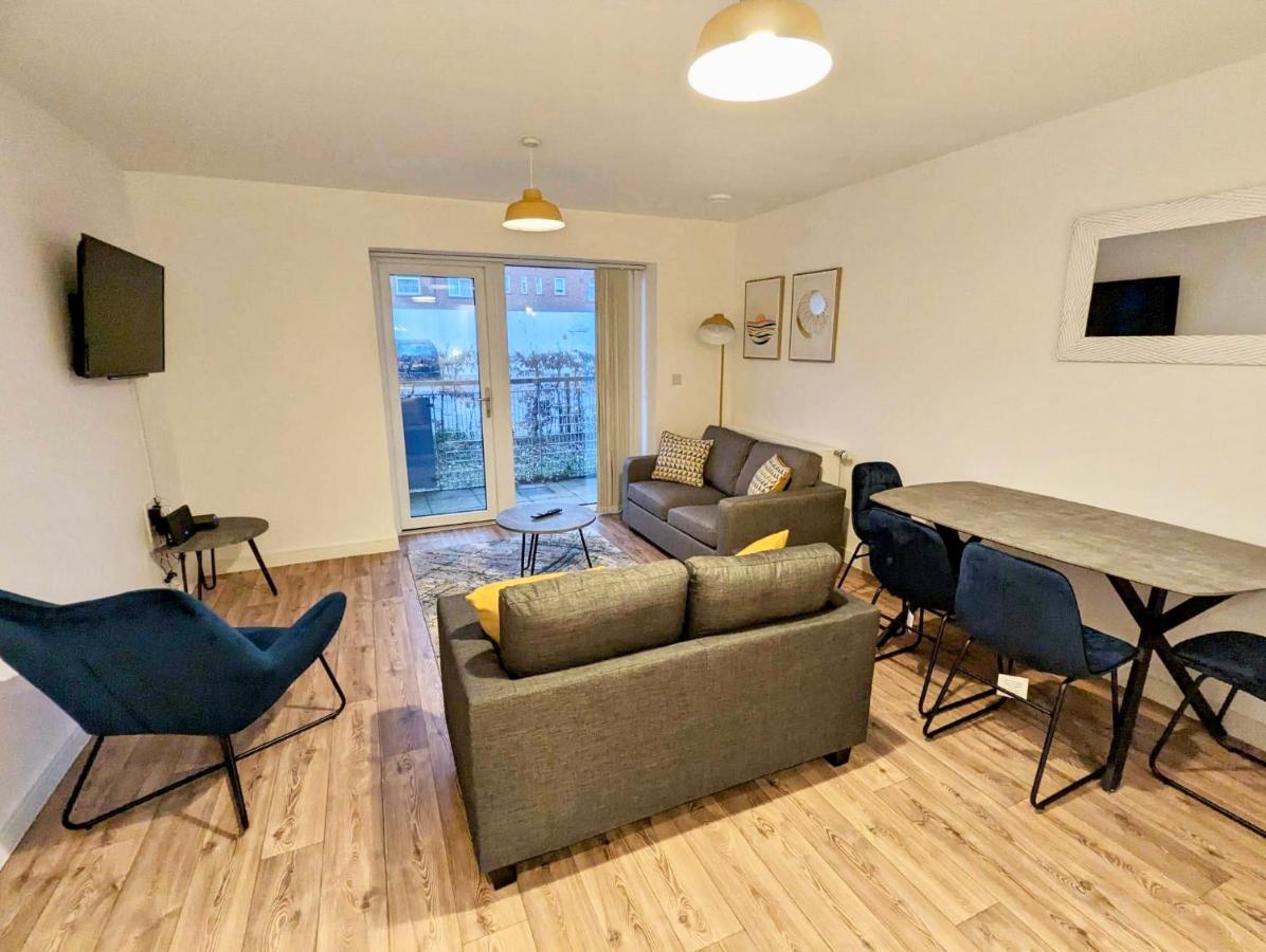 B&B Portsmouth - Spacious 2 bed ground floor apartment, Free parking, close to Historic dockyard & Gunwharf Quays - Bed and Breakfast Portsmouth