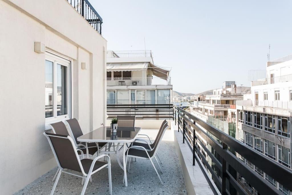 Piraeus Deluxe 2BDR Apt - near metro and port - Ferienwohnung