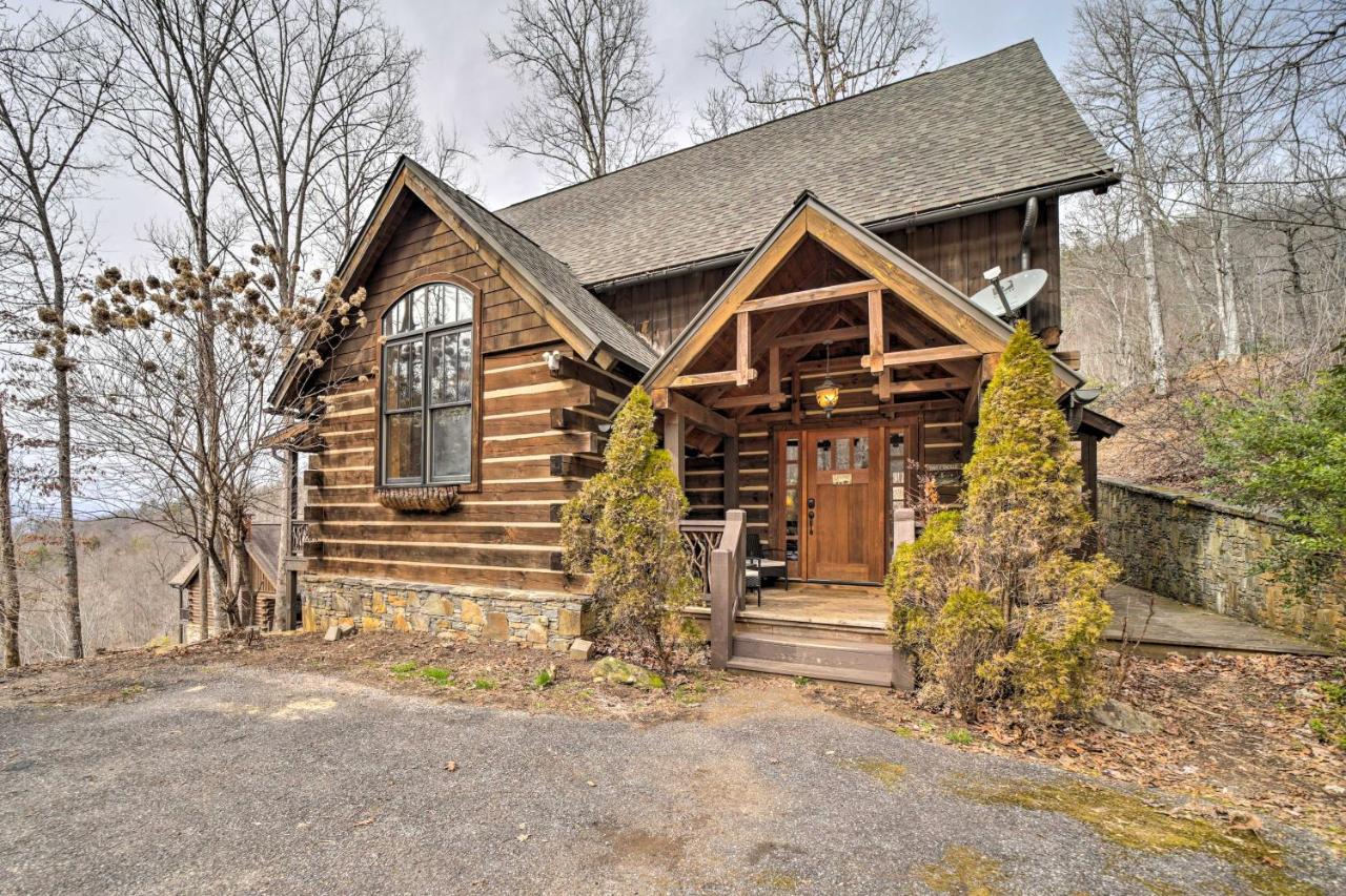 Mtn-View Cabin Deck, Grill and Fire Pit in Franklin - B&B