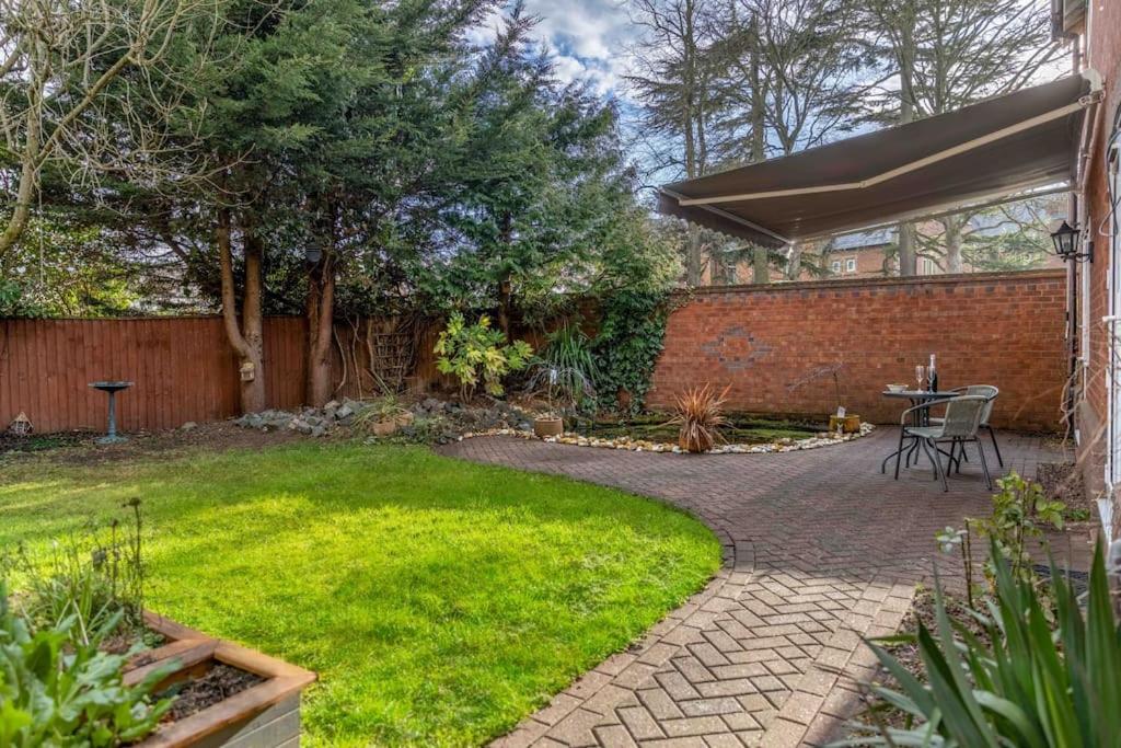 Spacious house in quiet cul-de-sac near to Hospital - B&B