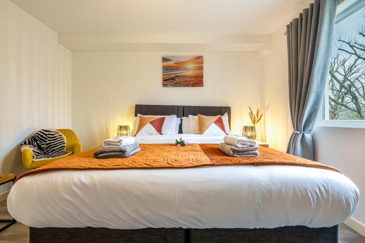 B&B Staines-upon-Thames - Ashview 2 - Heathrow - Thorpe Park - Free Parking - Bed and Breakfast Staines-upon-Thames