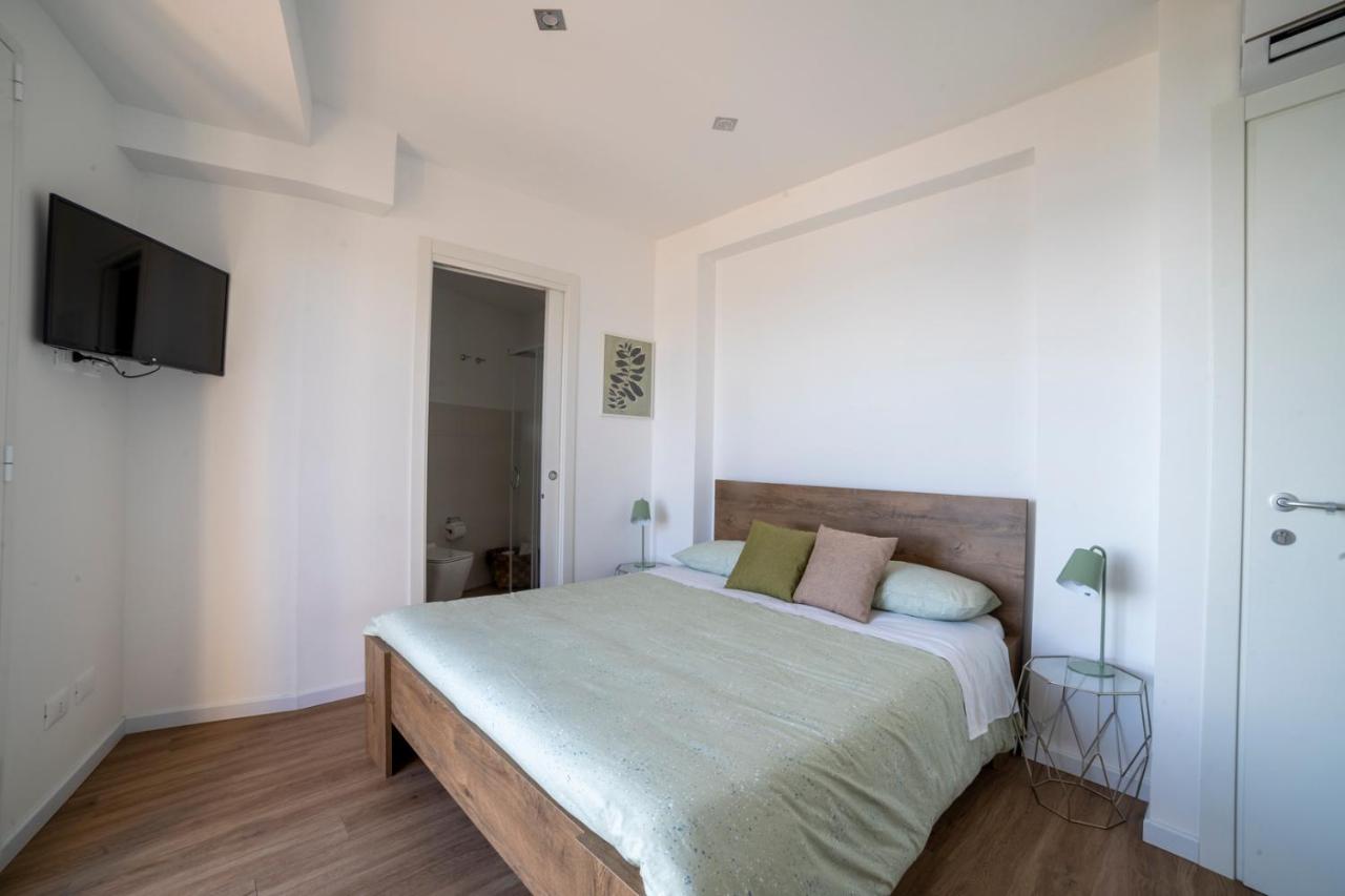Zimmer mit Kingsize-Bett und Meerblick