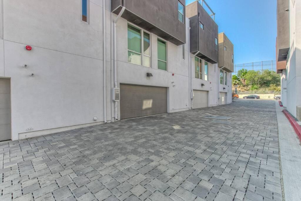 Chic Silver Lake Oasis with Breathtaking City Skyline Views, Private Rooftop & Garage - Chambres d’hôtes