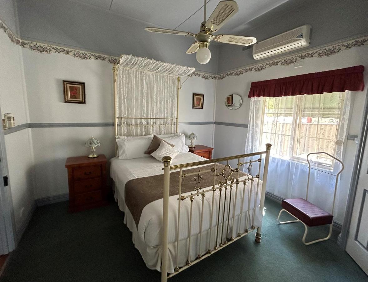 Habitación con cama grande y vistas al jardín