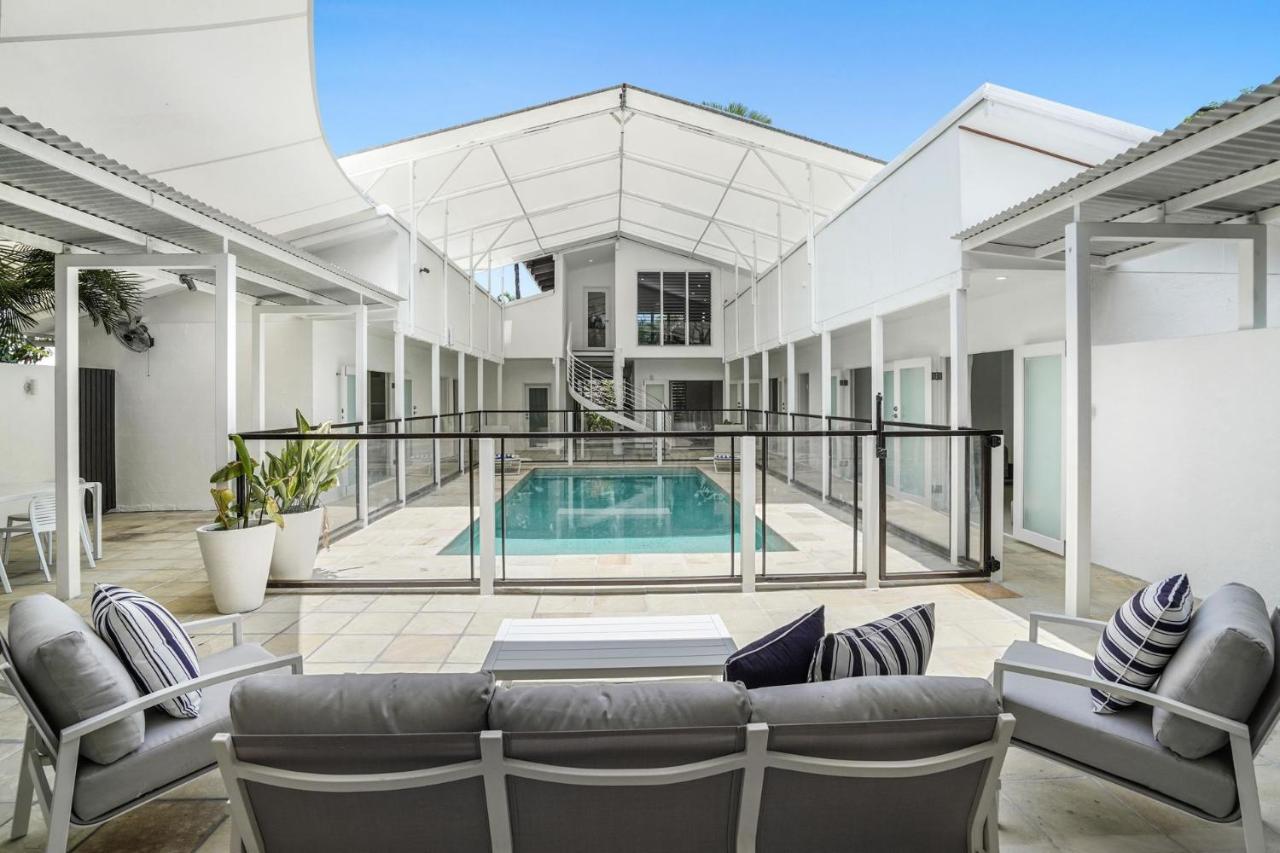 Belle Escapes Villa Rosa just minutes to Trinity Beach - B&B