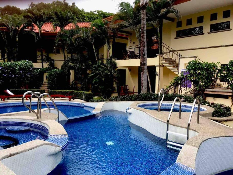 B&B Jacó - Family condo in Jaco, jacuzzis, pools and terrace - Bed and Breakfast Jacó