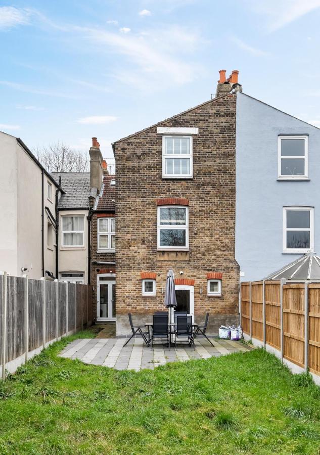 Two Bed Flat in Bush Hill Park - B&B