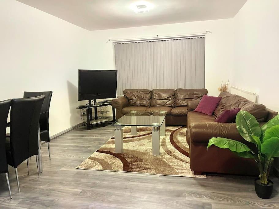 B&B Birmingham - Lovely 3 Bed Apartment Near QE Hospital Harborne Birmingham New - Bed and Breakfast Birmingham