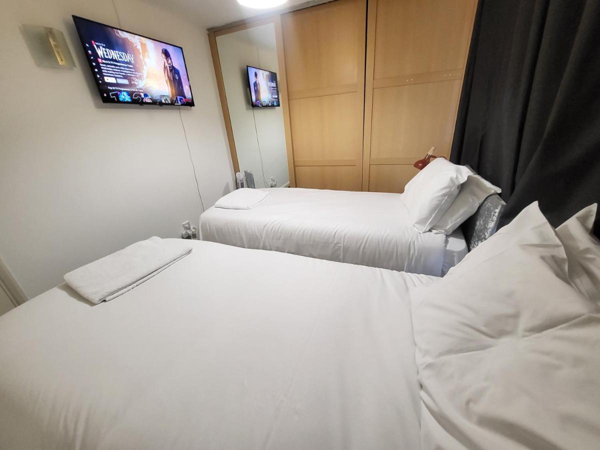 Garland Quantock House, London With Private Garden - B&B Thamesmead