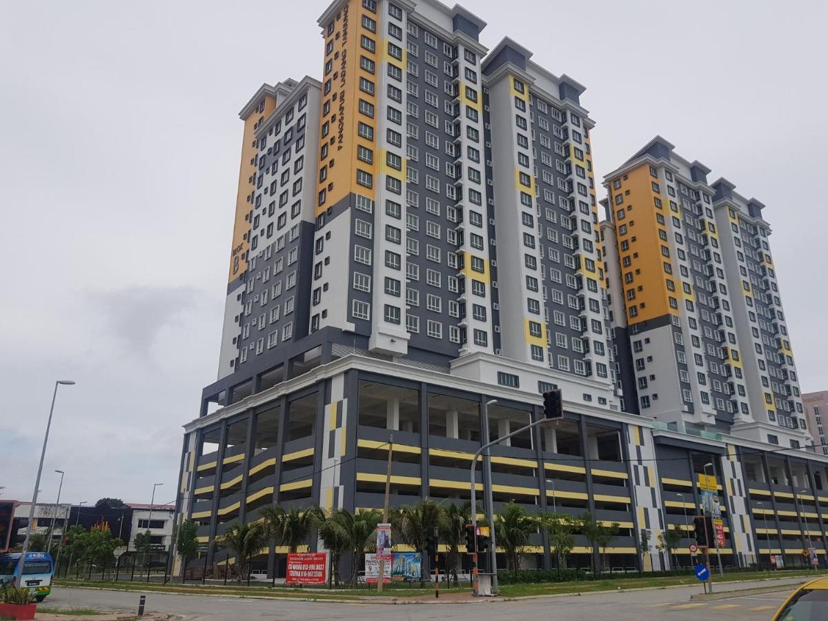 KiRA Drawbridge Homestay with pool WIFI NETFLIX near KTCC Mall - B&B