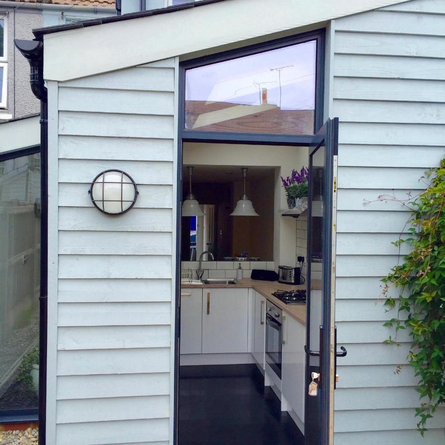 Stylish Boatwright Cottage moments from beach by Whitstable-Holidays - B&B
