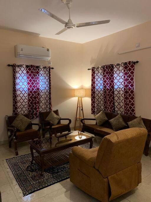 B&B Kolkata - Lovely 2 Bedroom Apartment with kitchen & 2 washrooms - Bed and Breakfast Kolkata