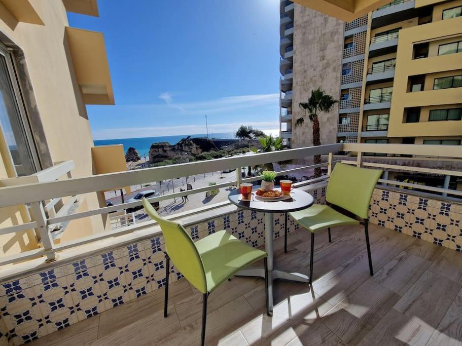 Modern flat with sea view and direct beach access - B&B Portimão