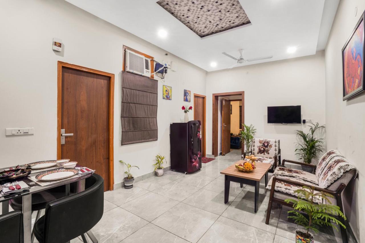 B&B Nuova Delhi - Homlee-Luxurious 2BHK Apt with Kitchen near Metro - Bed and Breakfast Nuova Delhi