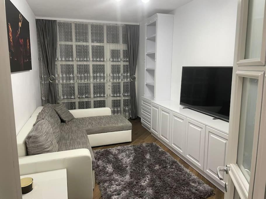 B&B Iaşi - Lovely 1 bedroom apartment with parking - Bed and Breakfast Iaşi