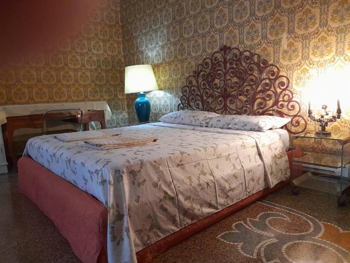 Tweepersoonskamer met Gedeelde Badkamer