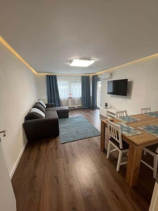 Familienwohnung neben dem See,Messe und Europapark - B&B