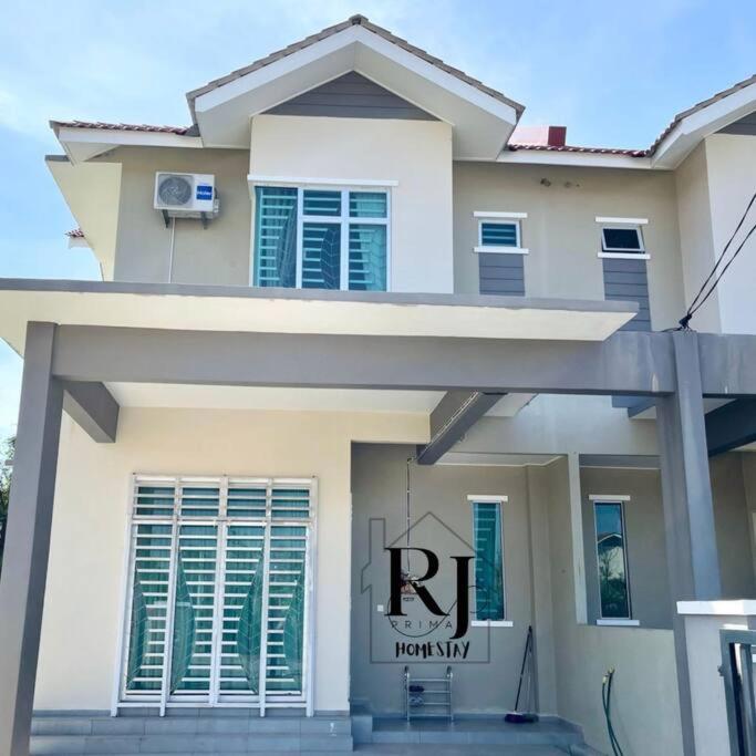 RJ Prima (UMT, UniSZA, Spacious, Beach + Netflix) - B&B