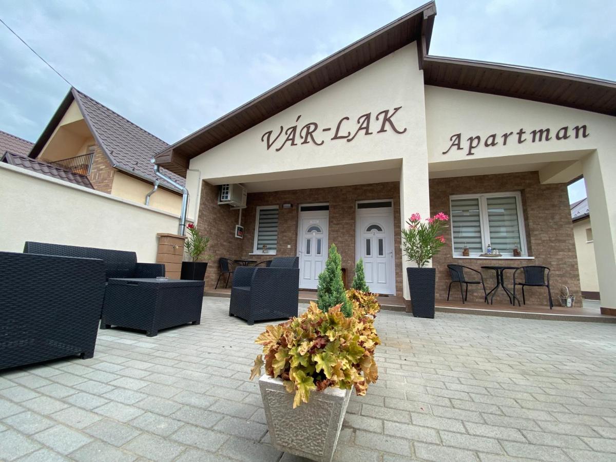 VÁR-LAK Apartman - Ferienwohnung
