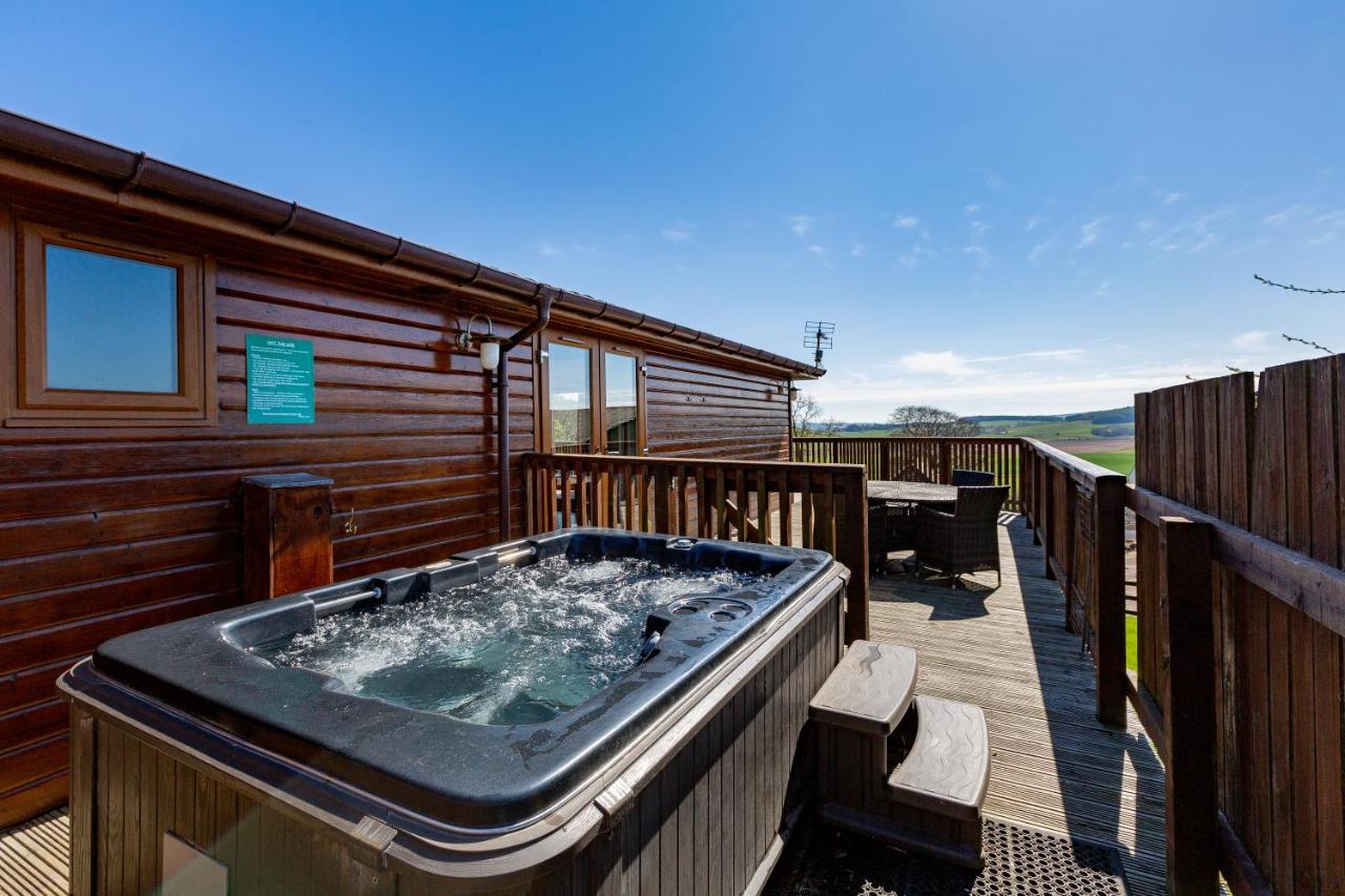 B&B Cupar - Woodpecker Lodge with Hot Tub - Bed and Breakfast Cupar