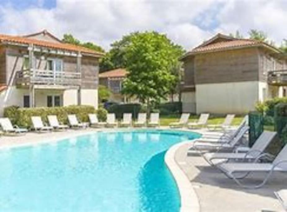 B&B Aureilhan - La Cabane Aureilhan Appartement 6 pers avec piscine au bord du lac - Bed and Breakfast Aureilhan