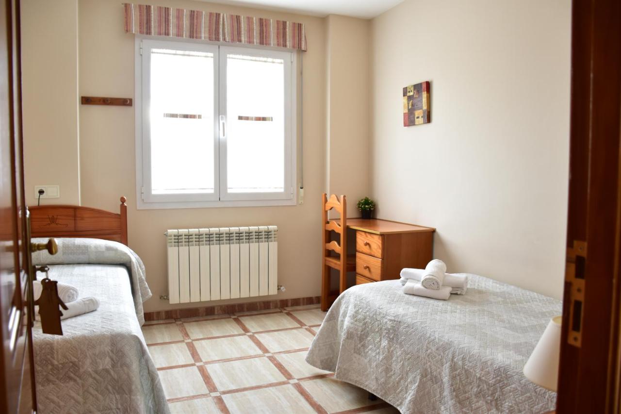 Tweepersoonskamer met 2 Aparte Bedden en Eigen Externe Badkamer