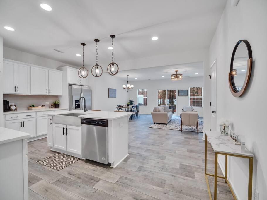 Gorgeous New Townhome/Charlotte! - B&B
