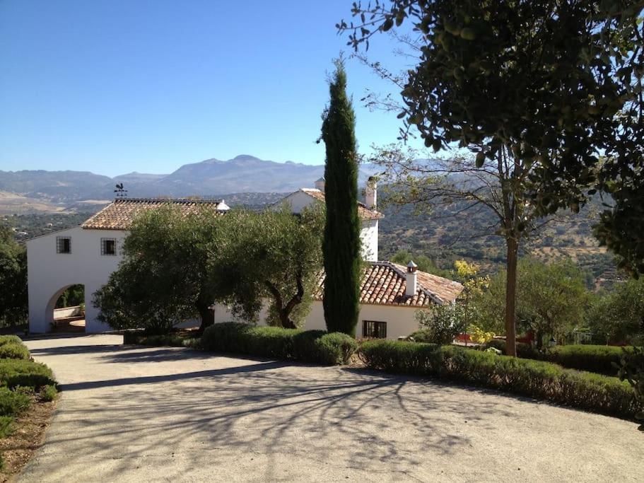 Villa Carmen Magnificent Country House in Serranía - Bed and Breakfast