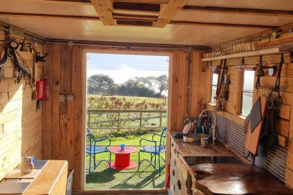 Betty Bedford Horsebox Glamping - B&B