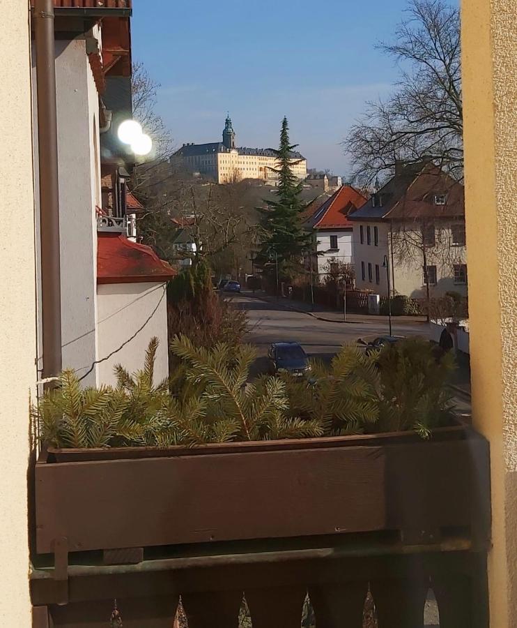 B&B Rudolstadt - Schöne Altbauwohnung mit großer Sonnenterrasse - Bed and Breakfast Rudolstadt