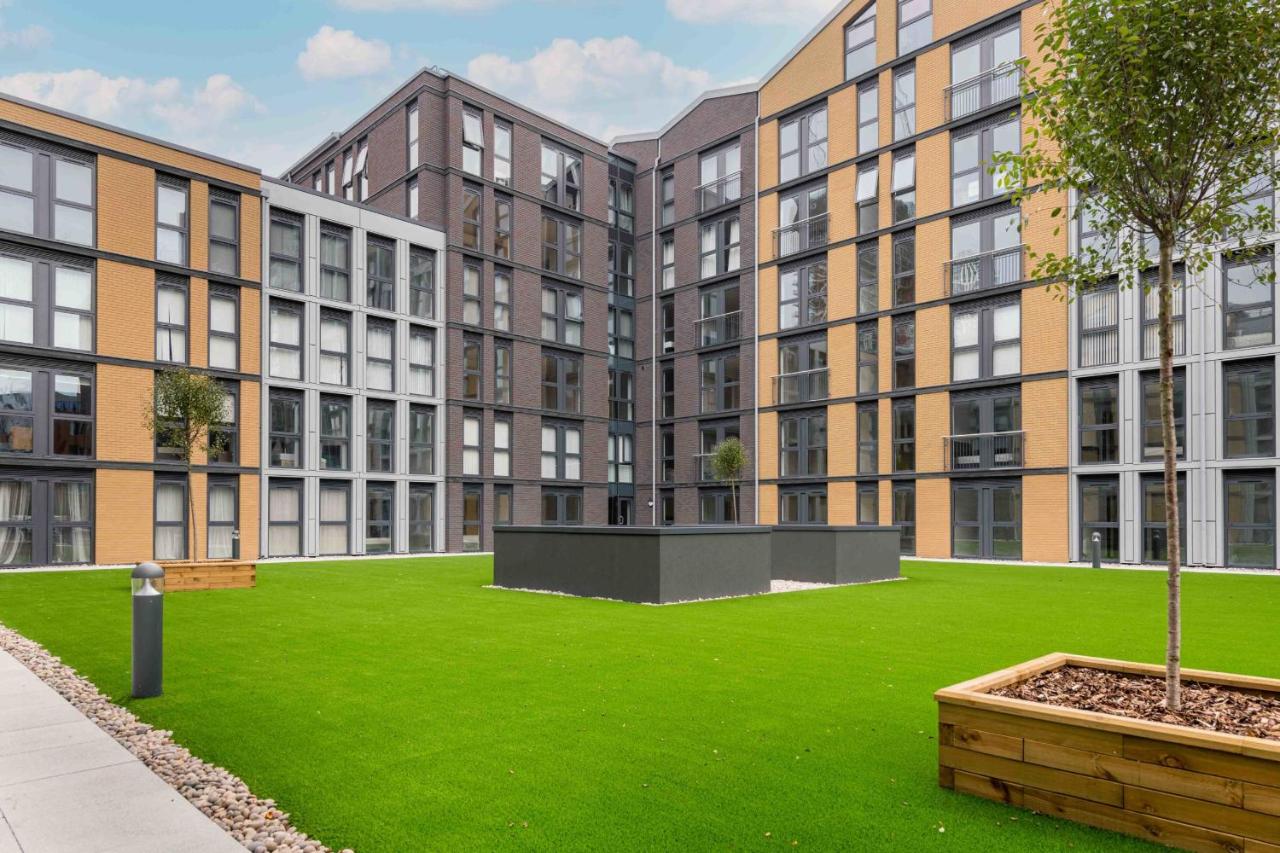 62 PERCENT OFF- LONG STAYS - City Centre - Perfect for Relocations, Business, Families and Leisure! Book today at Premium Executive Serviced Apartments- 2 Bed Apt - Arden Gate, Free Wi-Fi - B&B