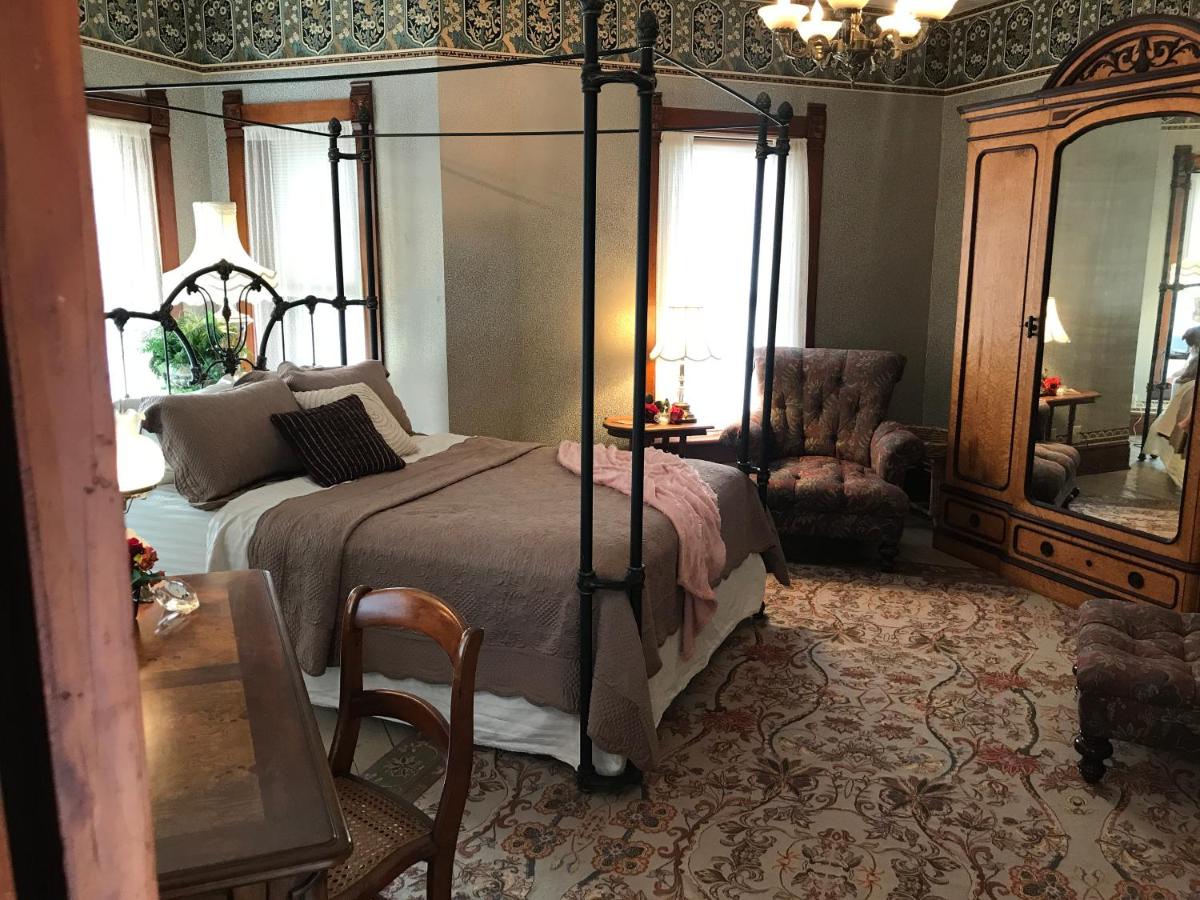 Habitación con cama grande y vistas al jardín