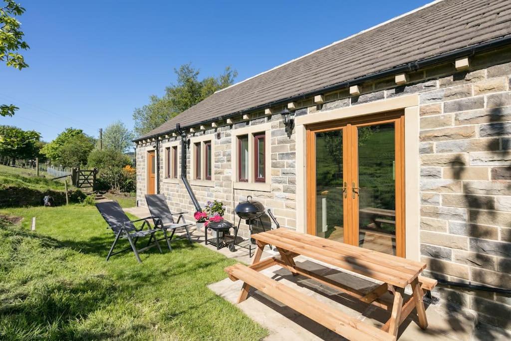 B&B Halifax - NEW BARN CONVERSION WITH PRIVATE HOT TUB - Bed and Breakfast Halifax