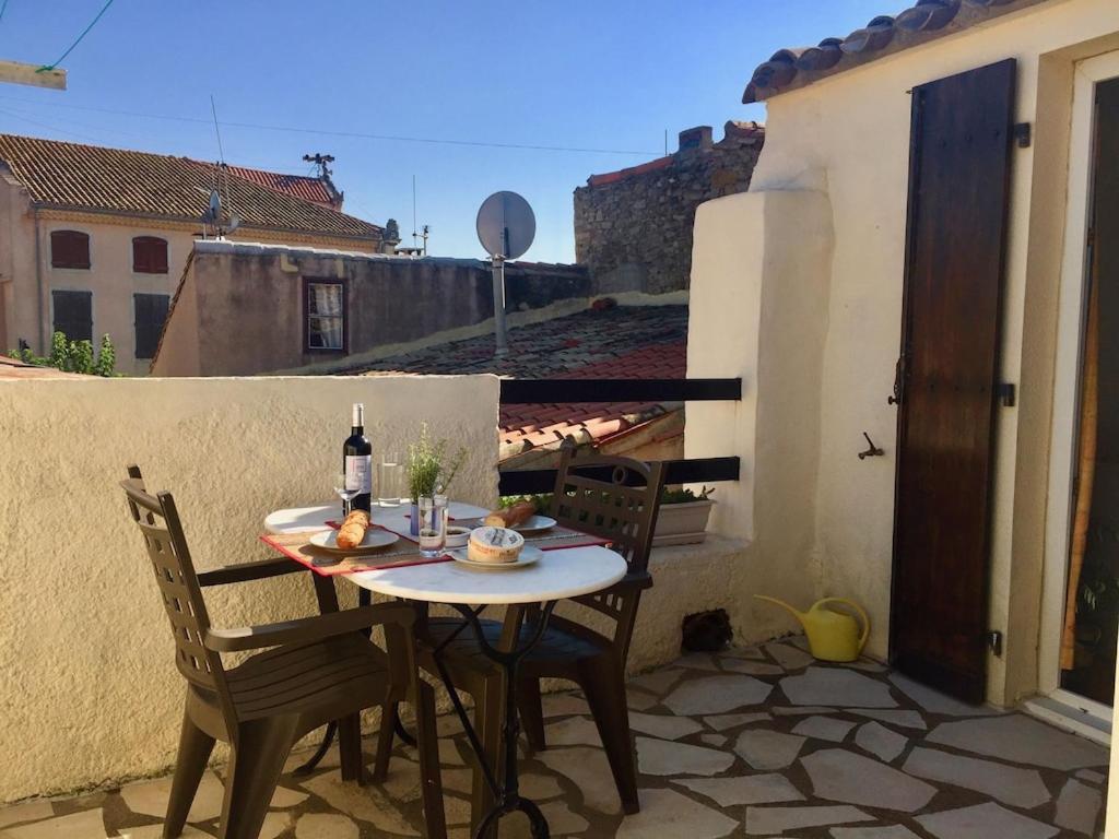 B&B Olonzac - Centre of Olonzac, 2 bedrooms & private sunny rooftop terrace - Bed and Breakfast Olonzac