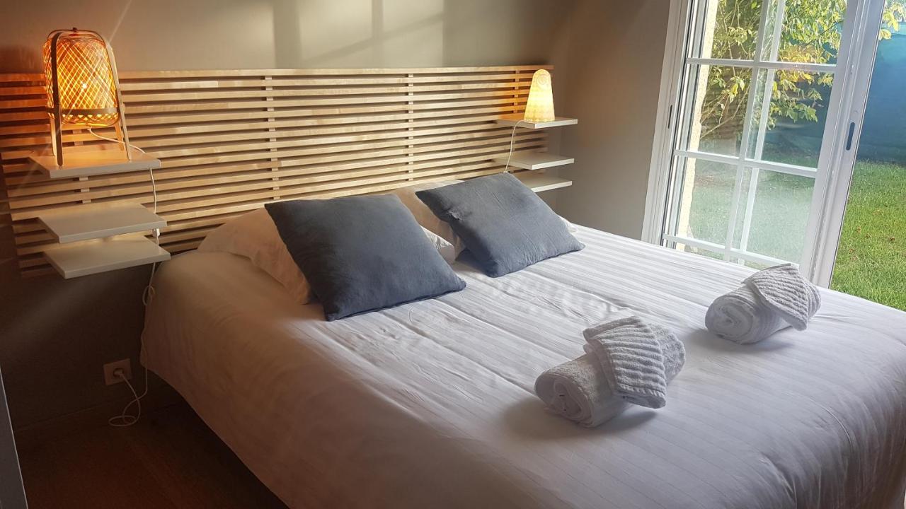 Habitación con cama grande y vistas al jardín