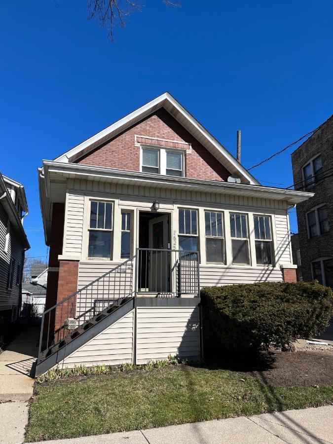 Sunny 2 BR Apartment west of Chicago in quaint Forest Park center - B&B