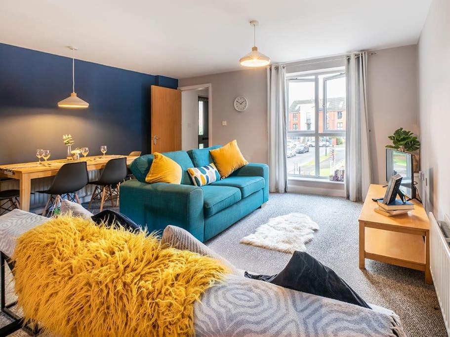 B&B Belfast - Lovely 2 BR Apt at Ormeau Park W/ Free Parking - Bed and Breakfast Belfast