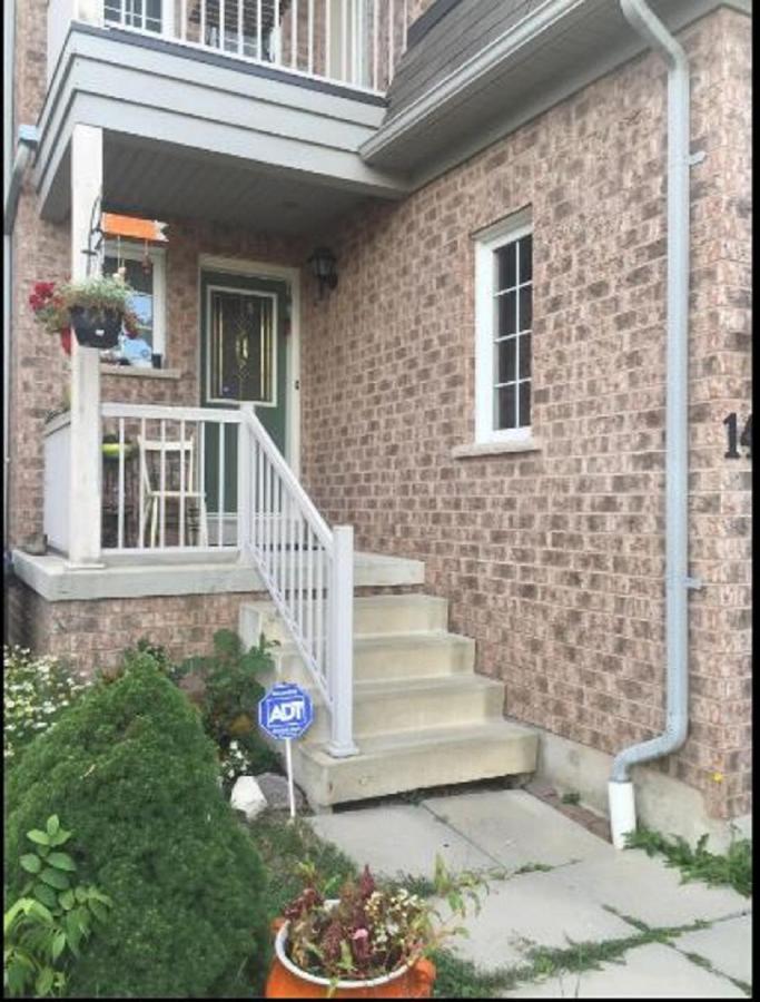 Cozy & Spacious Suite with Private Bathroom near Toronto Airport ! - Chambres d’hôtes