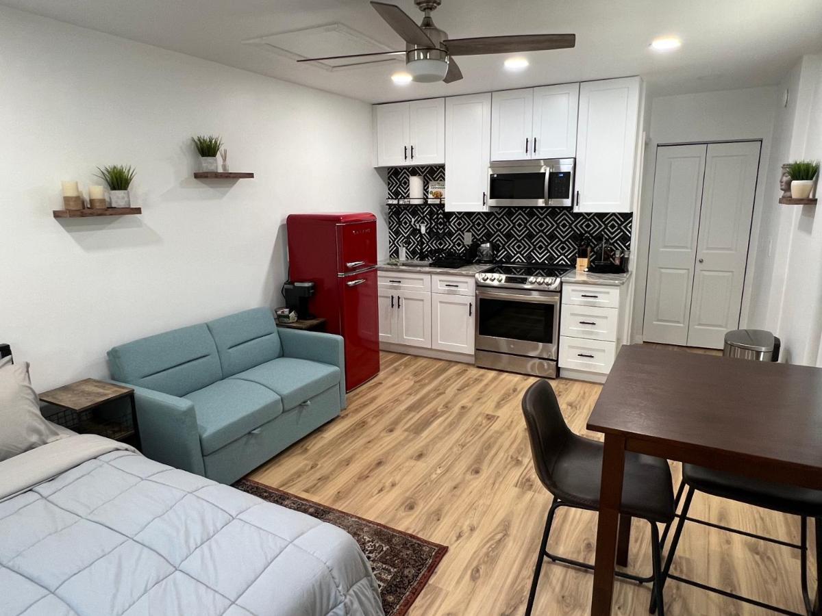 Upscale Unique Studio, Private Yard And Entrance - B&B