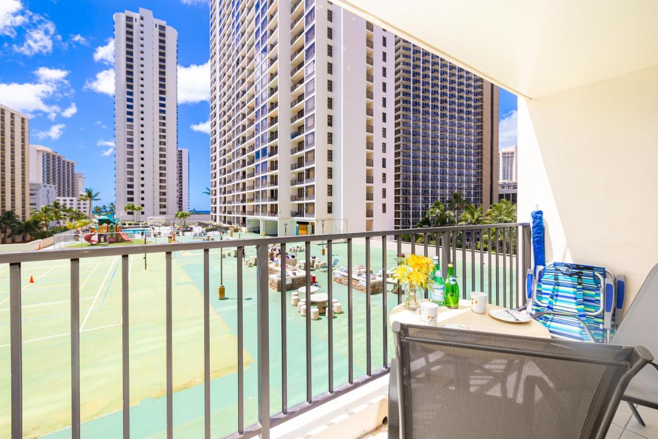 Steps to Waikiki Beach, Stylish 1BR with Parking! - B&B Honolulu