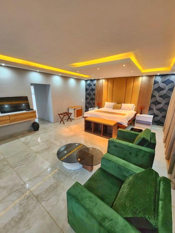 Habitación con cama extragrande y vistas al jardín