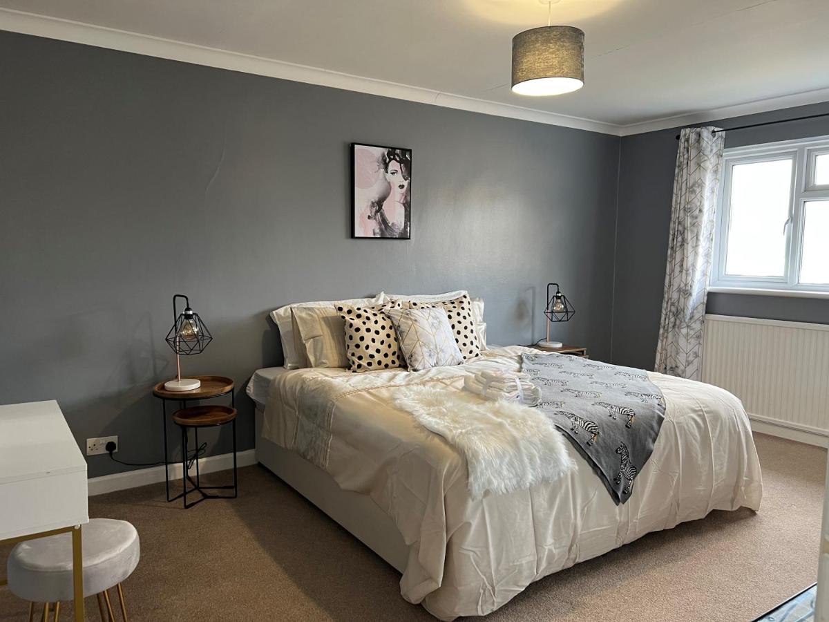 Charming 4-Bed House in Cheltenham Free Parking - B&B