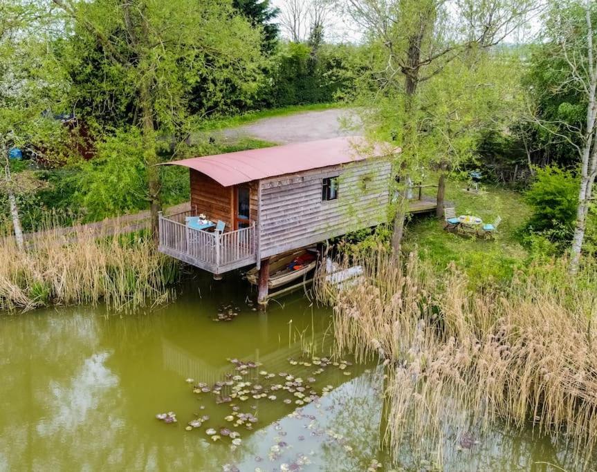 B&B Rous Lench - Lakeside Cabin on Stilts- 'Kingfisher' - Bed and Breakfast Rous Lench