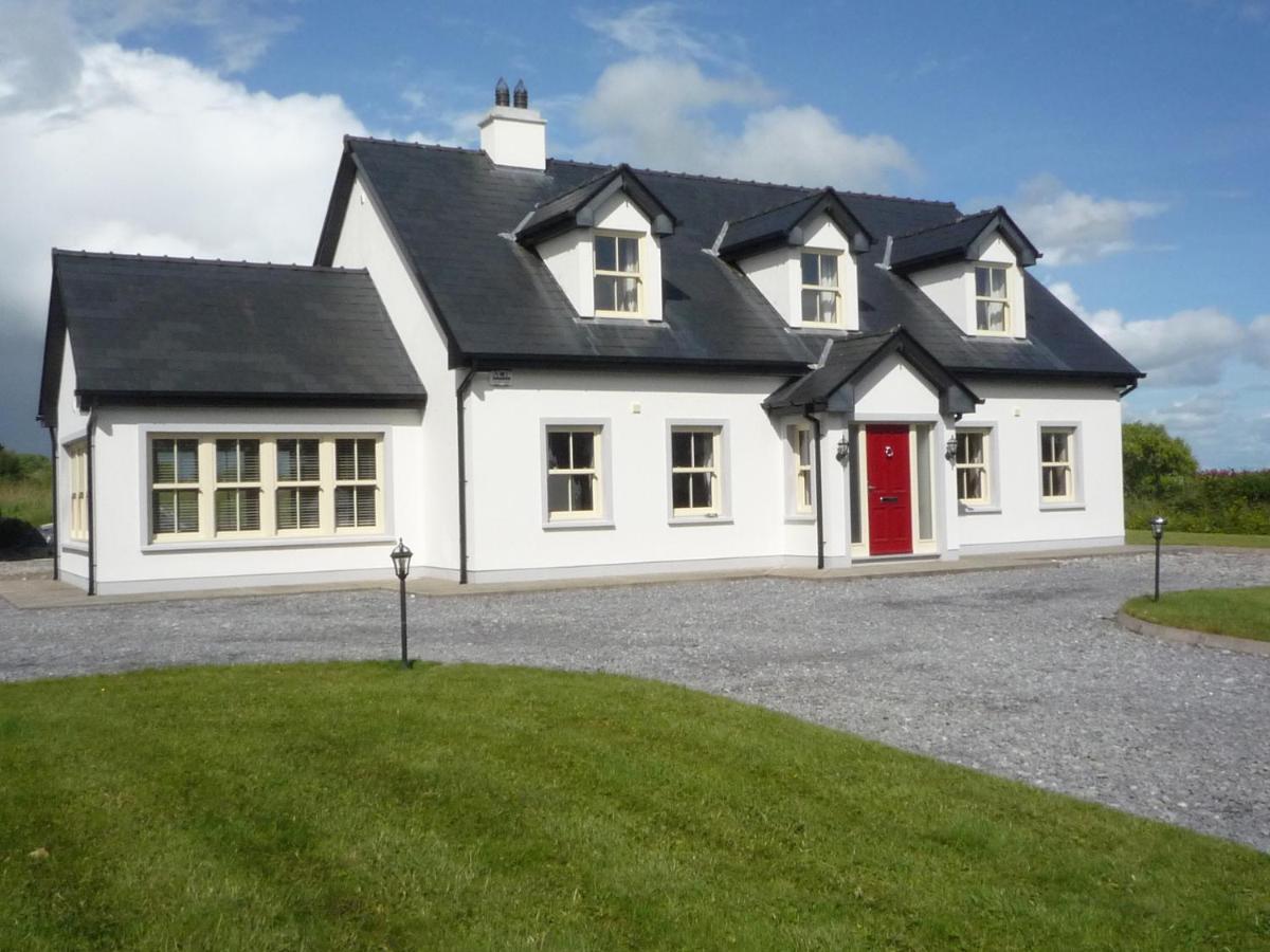 Derryleigh House Boherbue by Trident Holiday Homes - Bed and Breakfast Ballyhoolahan