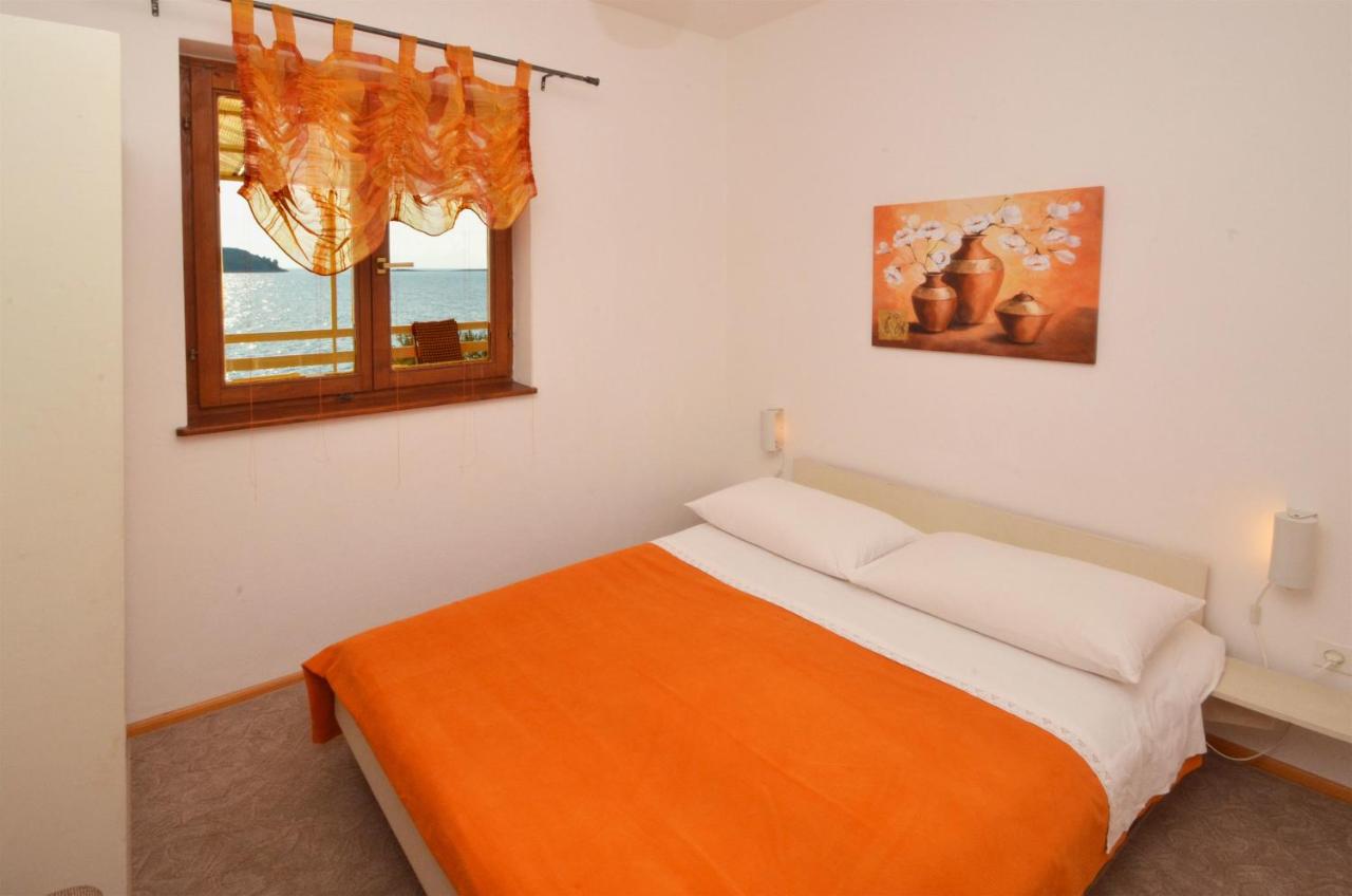 Comfort Three-Bedroom Apartment with Terrace