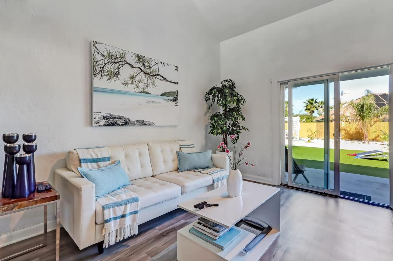 Lux Beach Cabana - Close to Beach & Restaurants - B&B