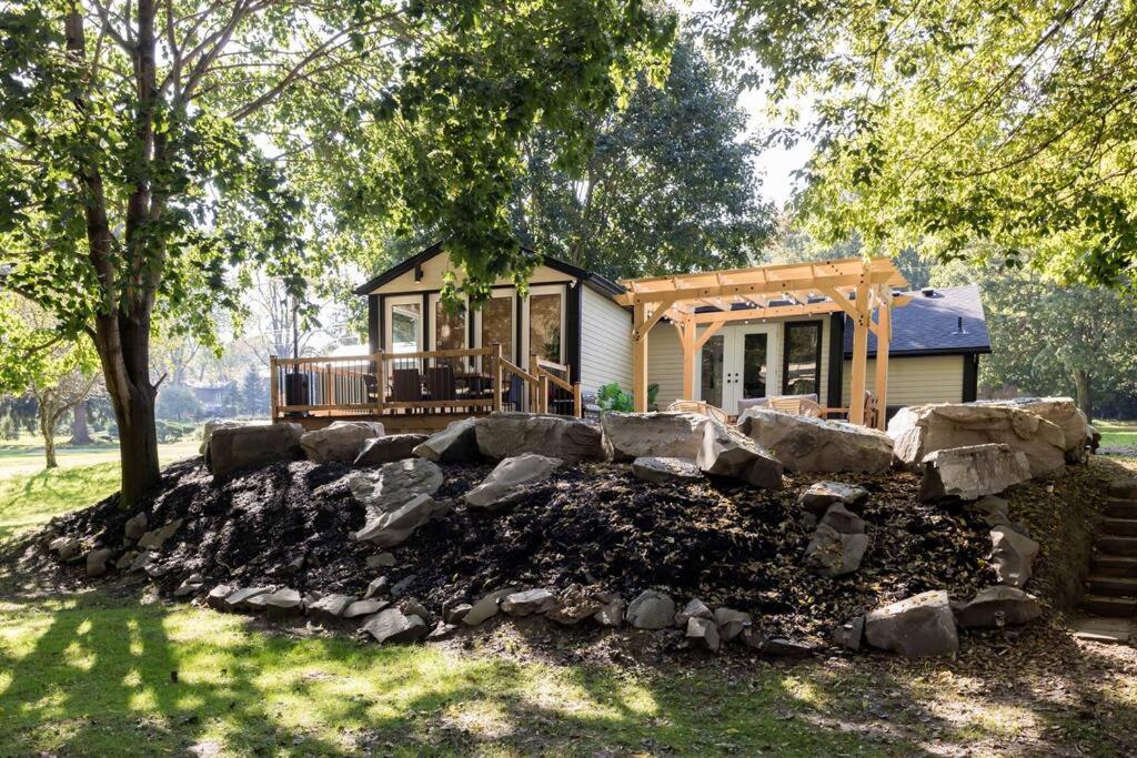 Disconnect From Reality/ River House/Hot Tub/Pet Friendly - Bed and Breakfast
