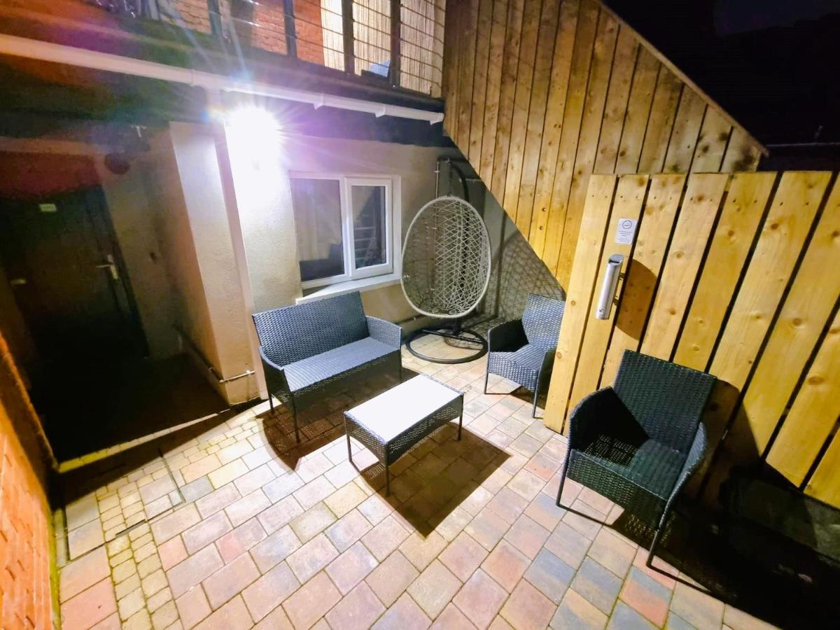 LMK, spacious 1 bedroom Ground floor Apartment, EV charger, Free parking Wi-fi, Great location - Chambres d'hôtes Belfast